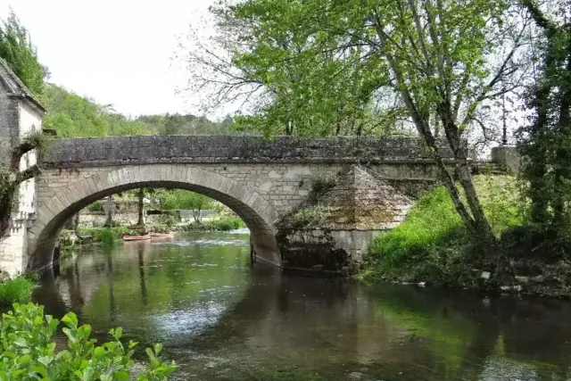 Mailly-le-Château Aire de Camping Car