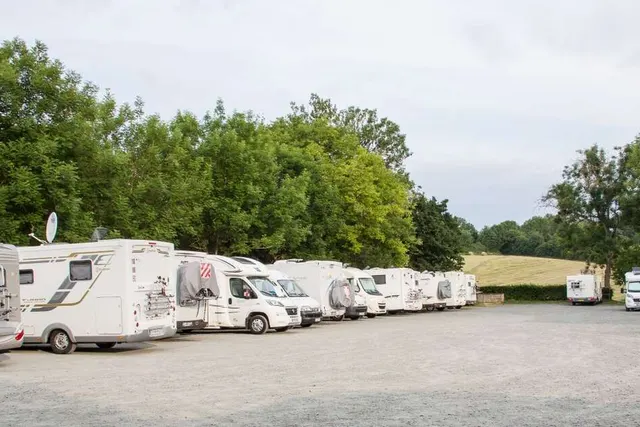 Aire de stationnement et de service en bord de Vègre
