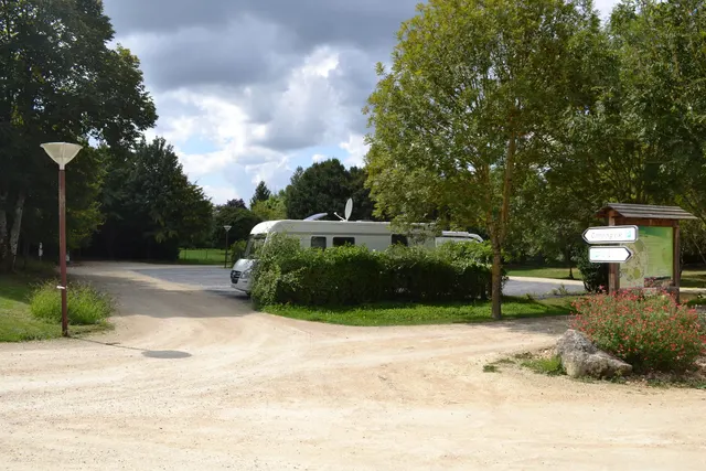 Aire de camping-cars Nieuil l'Espoir
