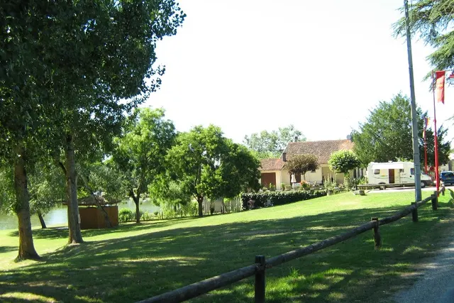Aire de camping-cars de la ville de Lauzun