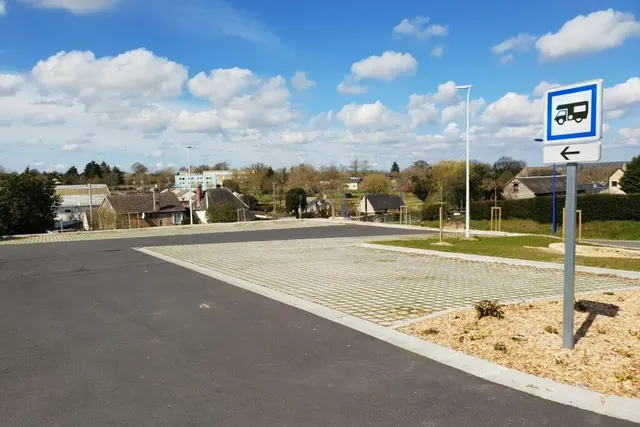 Aire de stationnement - espace Leson