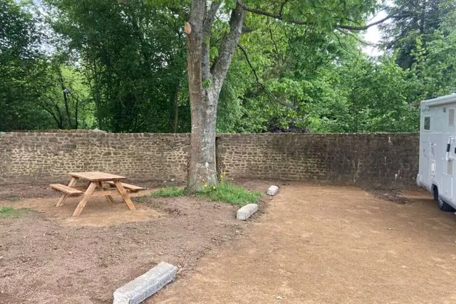 Aire de stationnement dans la Petite Cité de Caractère de Lassay-les-Châteaux.