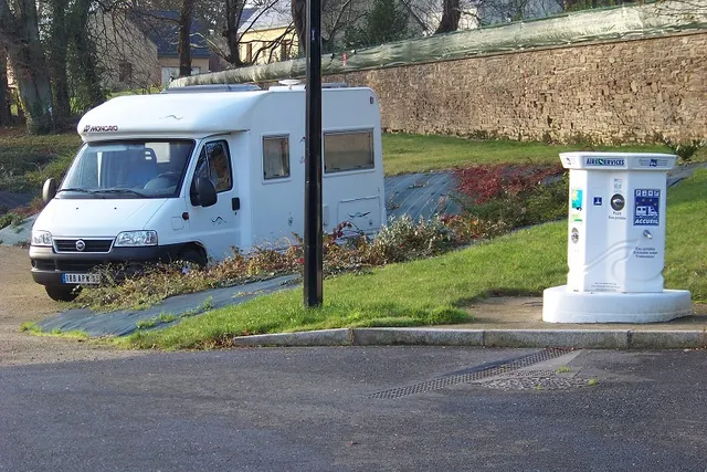 Aire de Service Camping-Car de Bazouges-la-Pérouse