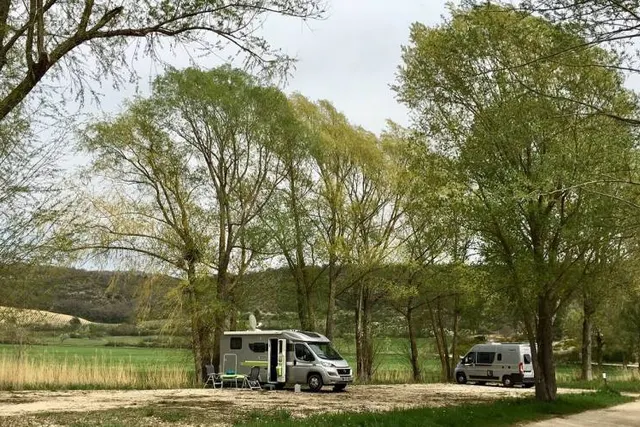 Aire de de stationnement camping car du plan d'eau de Monieux