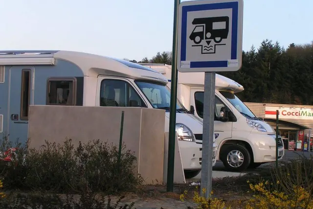 Chailland parking de la Supérette