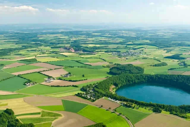 Les plus beaux campings en Rijnland-Palts — avec Feriendorf Pulvermaar à l'honneur